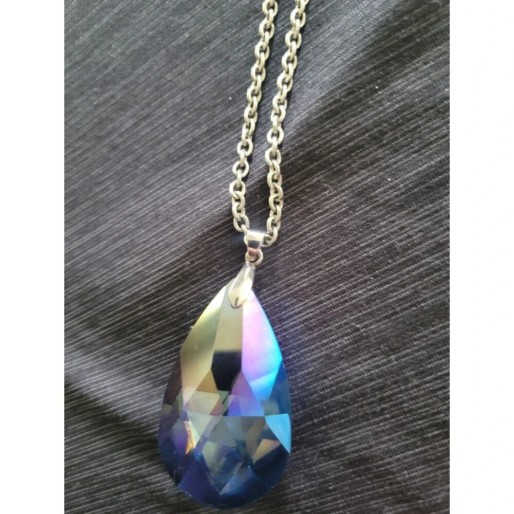 Avon NWT Blue purple acrylic crystal necklace faceted teardrop pendant. - Picture 3 of 6